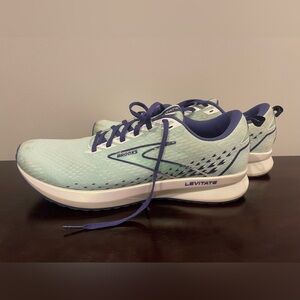 Women’s size 12 levitate brooks tennis shoes
